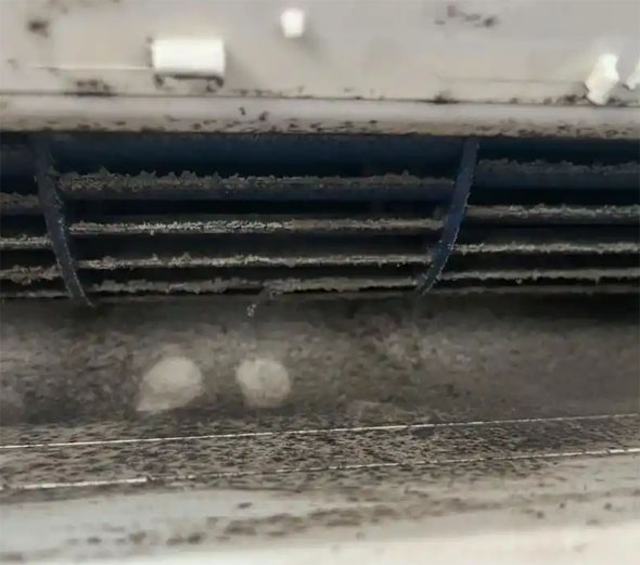 苏尼特左空调吹的风有股烧焦味是怎么回事